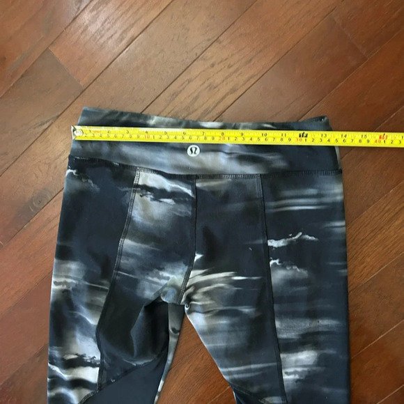 Lululemon black abstract cropped legging size 6 mesh bottom - Picture 8 of 8